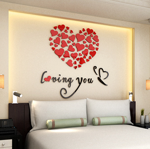 Dinding dengan stiker love dan hati